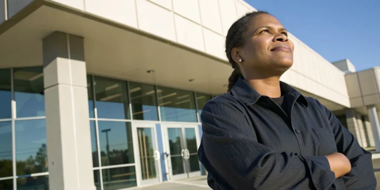 A person considers suing a business for lack of security while standing outside the property.
